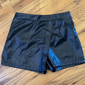 SHEIN Black Faux Leather Skorts